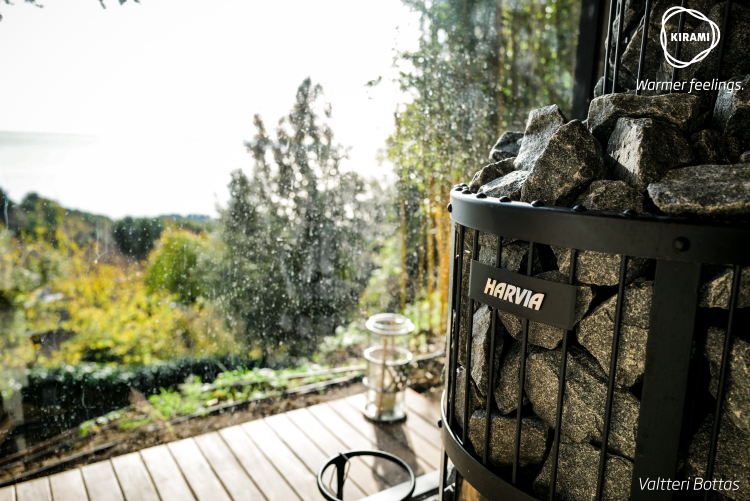 Valtteri Bottas | Voor mij is het een absoluut voordeel dat de voorzijde van de sauna volledig uit glas is, zo heb ik een ongelooflijk zicht op zee, wat ideaal is vanuit het saunaraam. | Kirami FinVision® -sauna