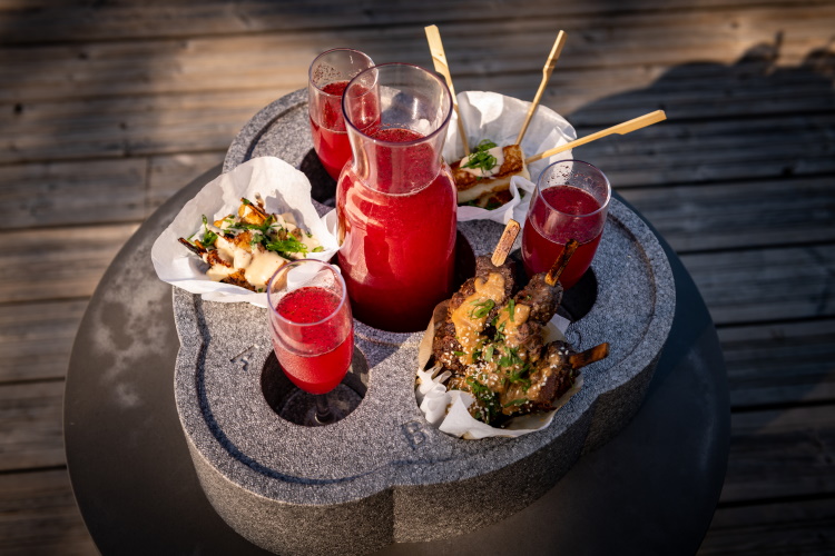 Genieten van lekker eten en drinken hoort bij het baden in een hottub en sauna | Kirami Tubbar 2
