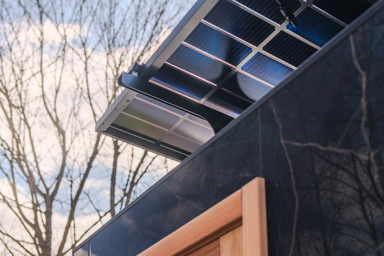 Kirami FinVision® -sauna Zero M - De hellingshoek van de zonnepanelen werd aangepast zodat ze wat rechter staan.