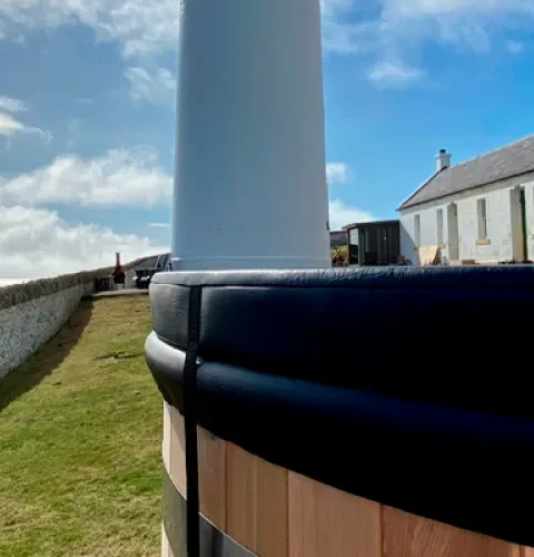 Cantick Head Lighthouse combineert een spectaculair uitzicht met een traditionele Finse sauna- en hottub-ervaring | Kirami - Warmer feelings.