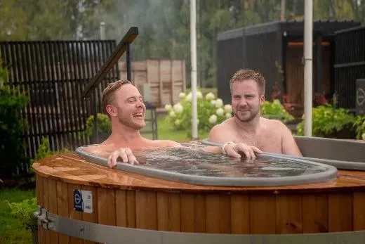 Twinny ruimtebesparende hottub met kleine watercapaciteit.