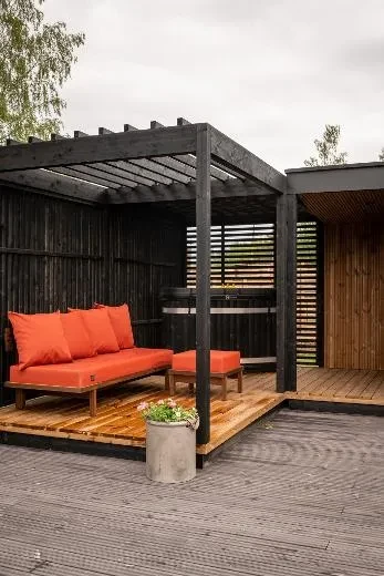 Kirami FinVision® -pergola Misty, inrichten met een bank.