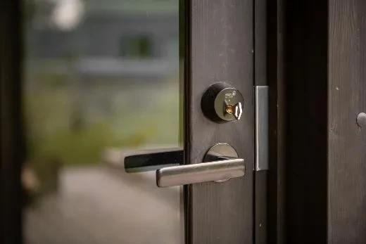 De deur van de kleedkamer kan worden vergrendeld.