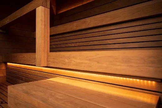 Kirami FinVision® -sauna M Misty -  de bankjes gemakkelijk worden opgeheven schoon te maken.